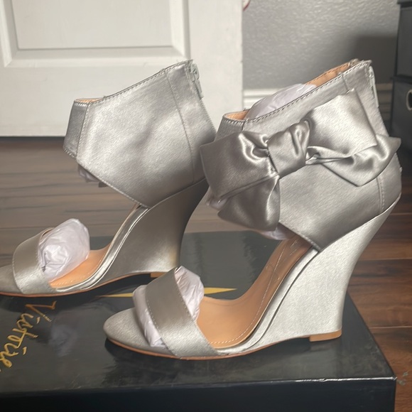 Light gray pour la Victoria wedge satin heel with bow. Beautiful shoe! - Picture 3 of 9